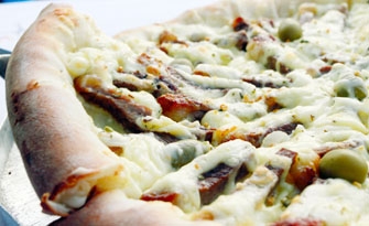 A pizza de picanha com bordas recheadas com catupiry pode ser saboreada diariamente na Casa do Espetinho e Pizzaria